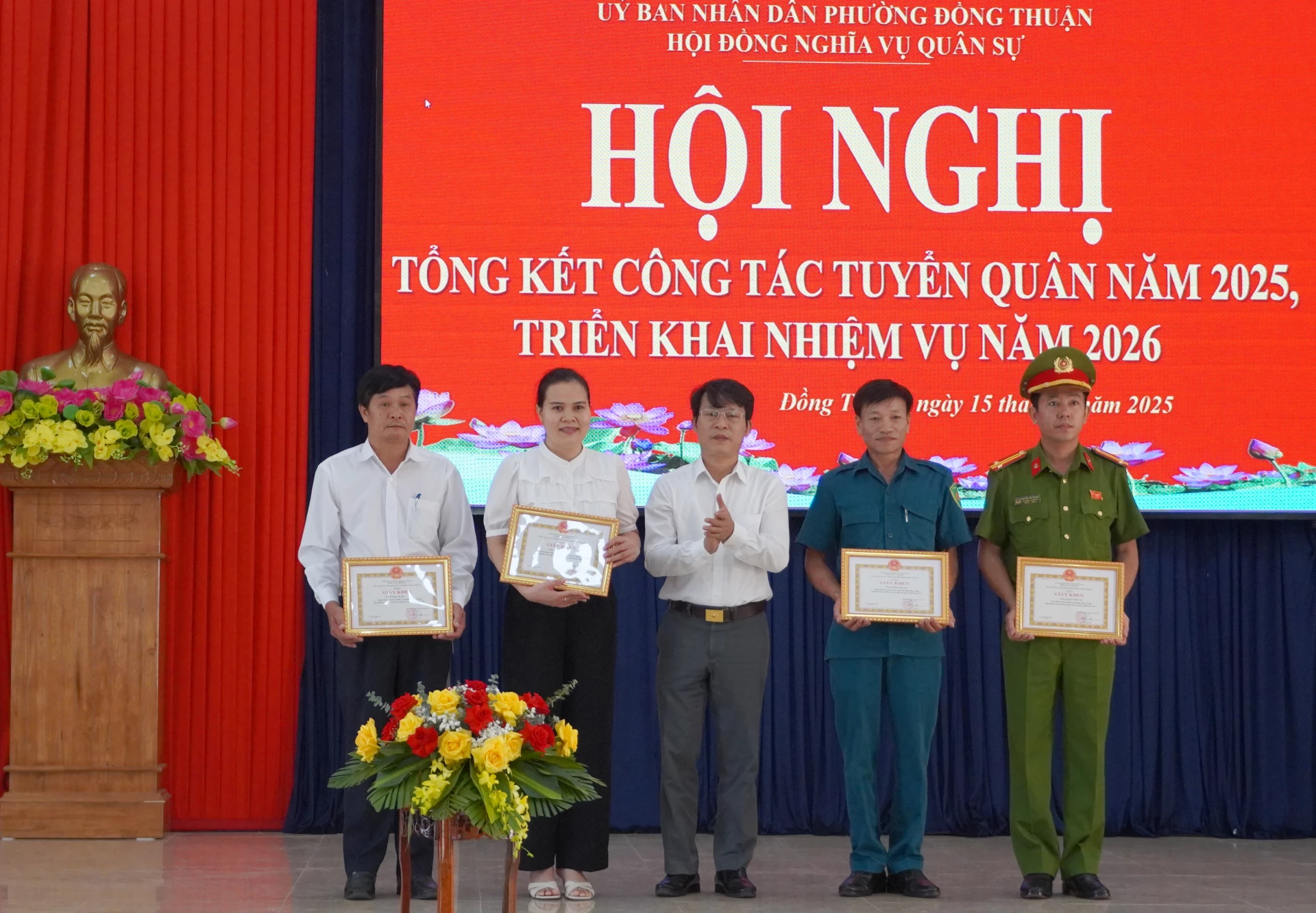 Lãnh đạo phường Đồng Thuận trao giấy khen cho các tập thể đạt thành tích xuất sắc trong công tác tuyển quân 2025. Ảnh: H.Tr.