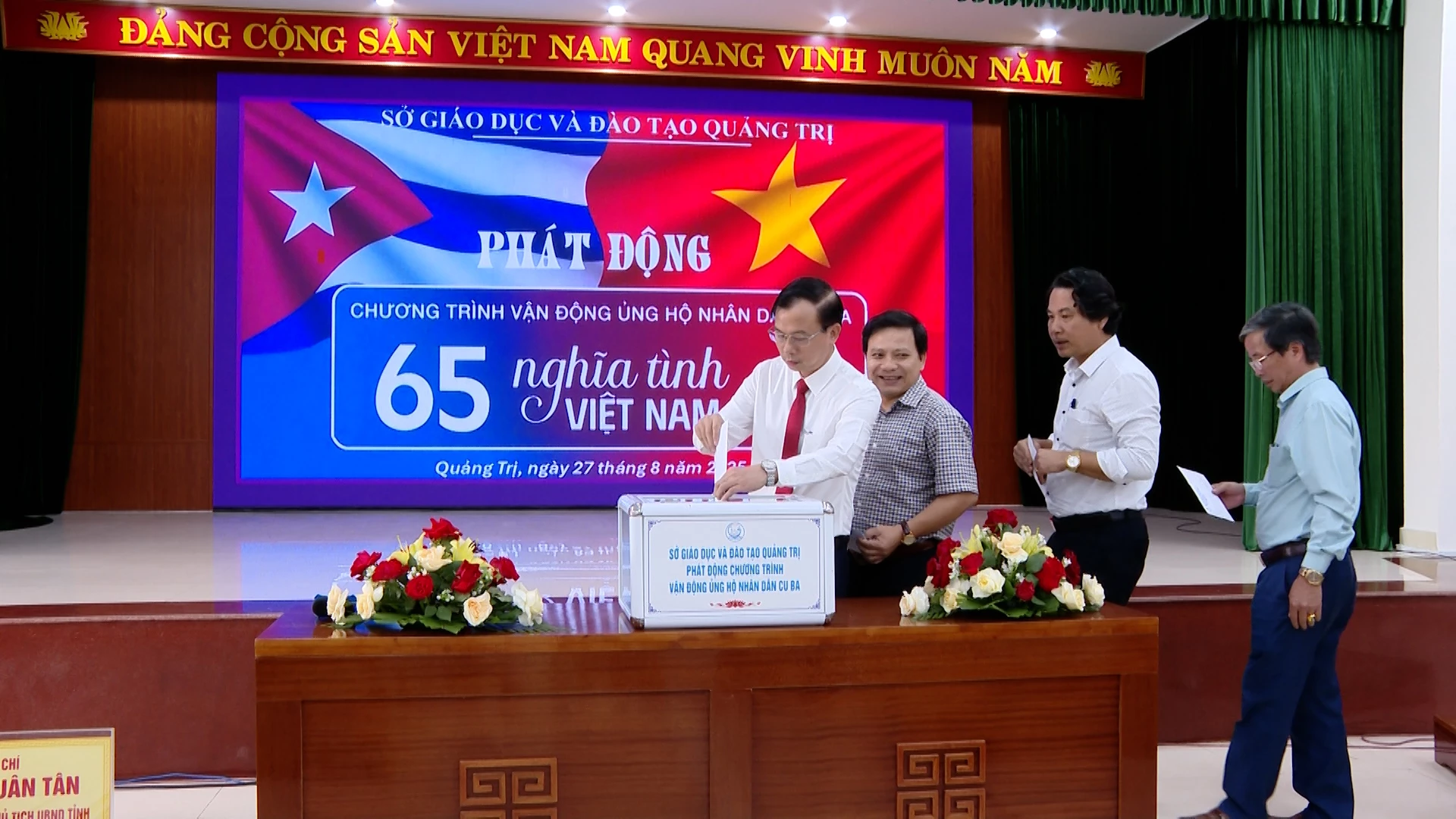 Cán bộ Sở Giáo dục và Đào tạo ủng hộ nhân dân Cuba - Ảnh: B.C