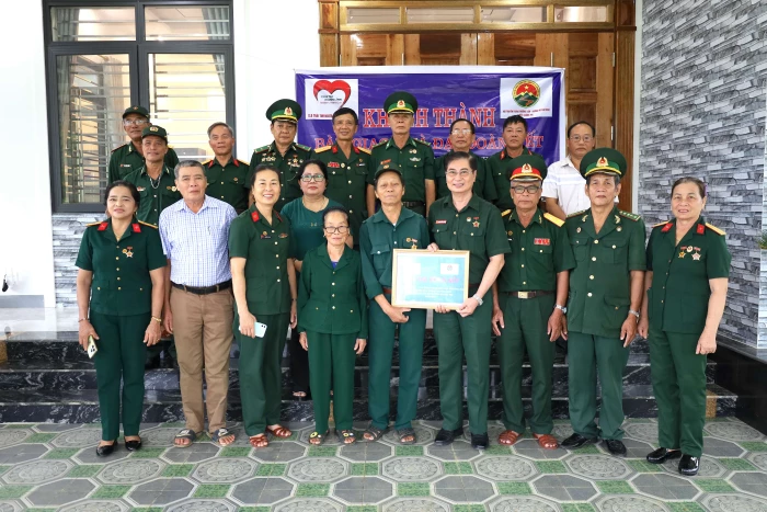 Bàn giao 3 nhà đại đoàn kết cho cựu chiến binh