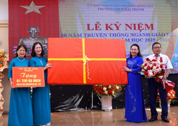 Bí thư Đảng ủy phường Đồng Hới Phạm Thị Hân dự lễ khai giảng năm học mới tại Trường THCS Hải Thành