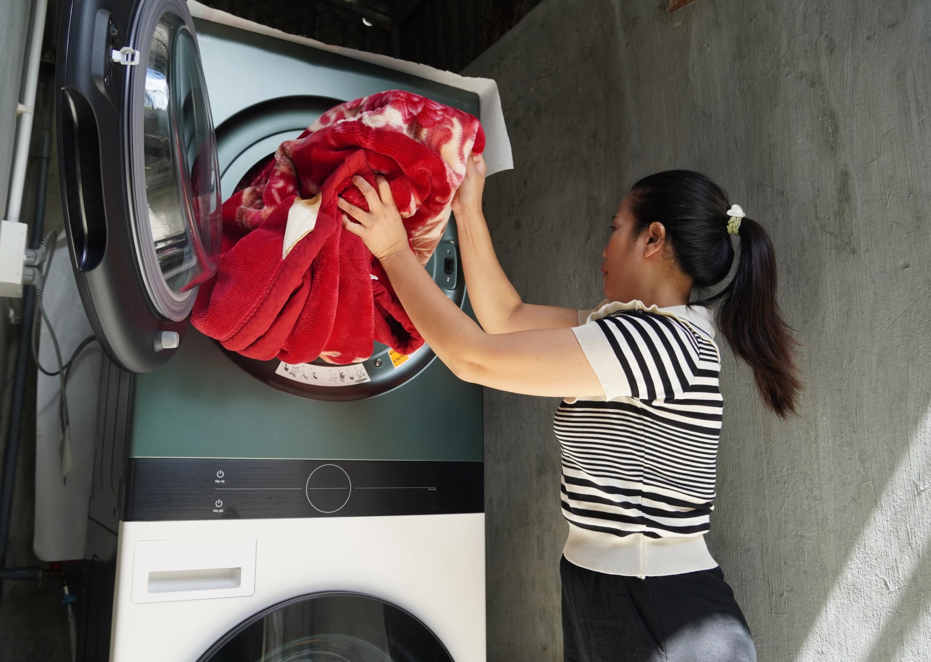 Mô hình giặt là giúp chị Nguyễn Thị Thu Mười có công việc ổn định- Ảnh: H.L