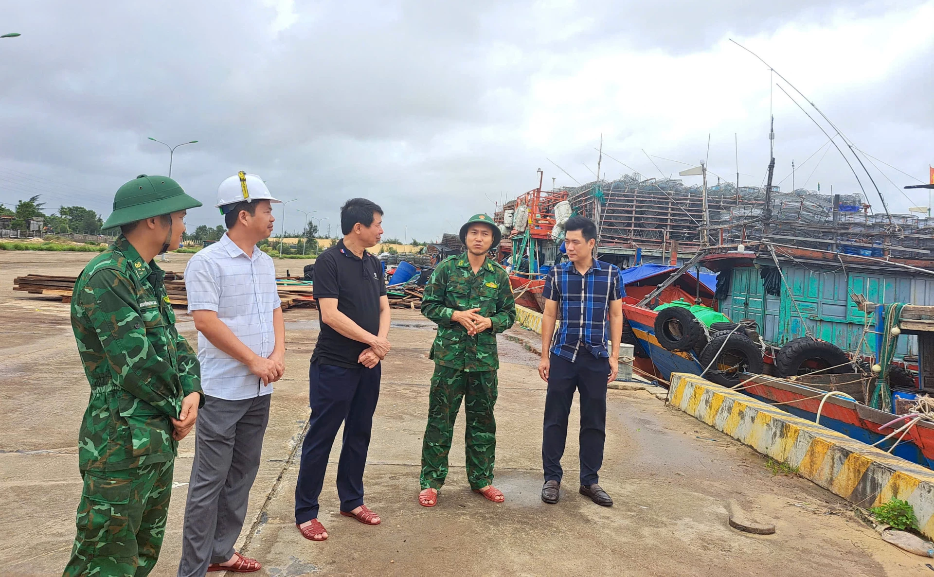 Lãnh đạo phường Đồng Hới kiểm tra đôn đốc công tác kêu gọi tàu thuyền vào bờ tránh trú bão. Ảnh: H.Tr.