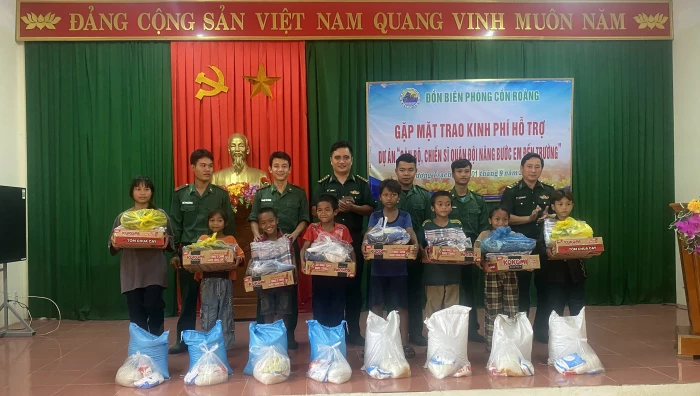 Đồn Biên phòng Cồn Roàng đồng hành cùng học sinh khó khăn đón chào năm học mới