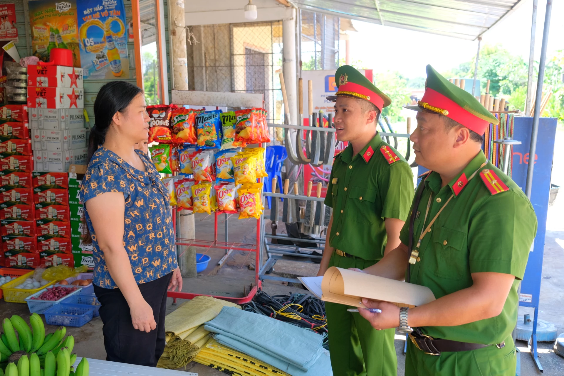 Công an xã Vĩnh Hoàng tuyên truyền, vận động, nhắc nhở người dân tuân thủ pháp luật - Ảnh: T.Tuyền