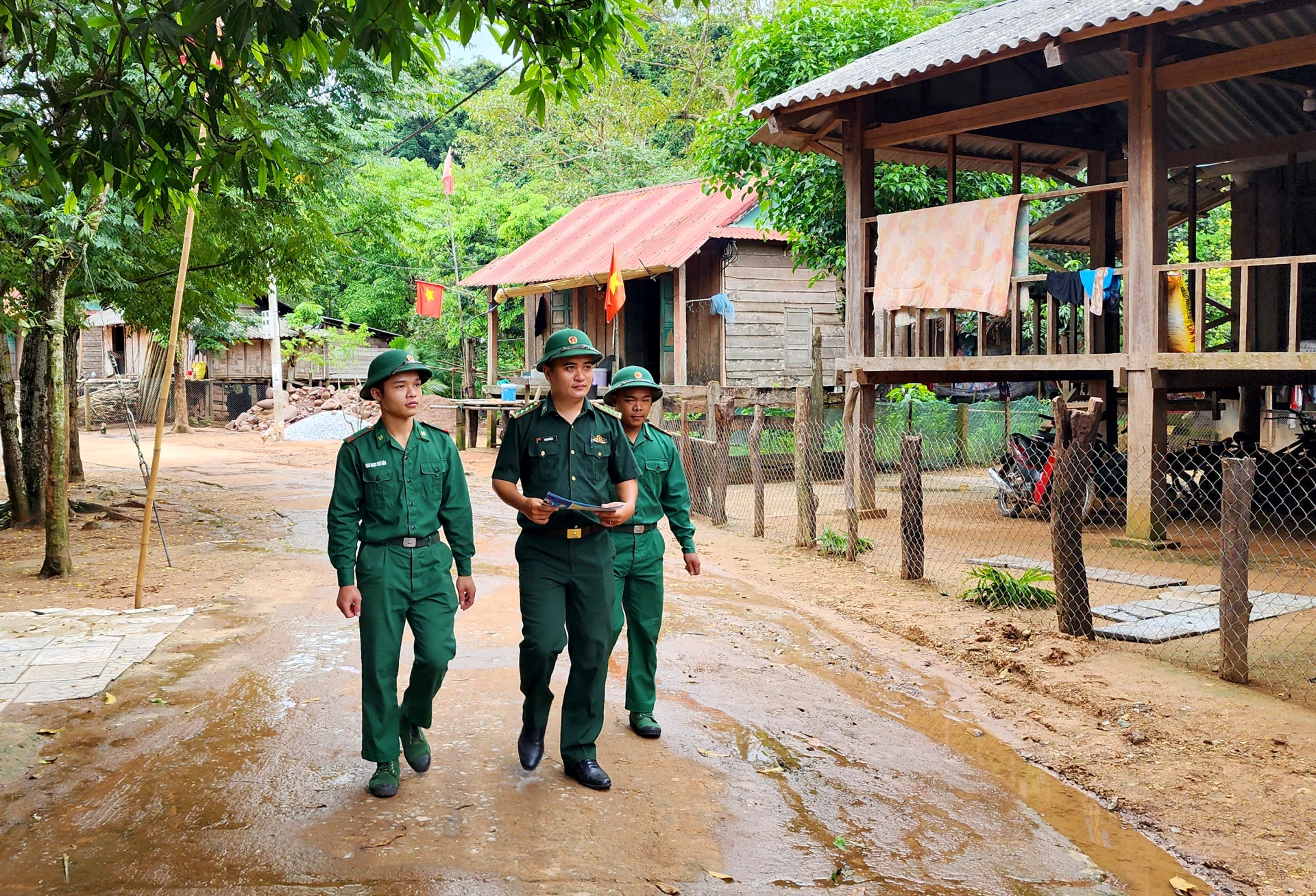Bộ đội Biên phòng Đồn Cồn Roàng về bản-Ảnh: T.Long.