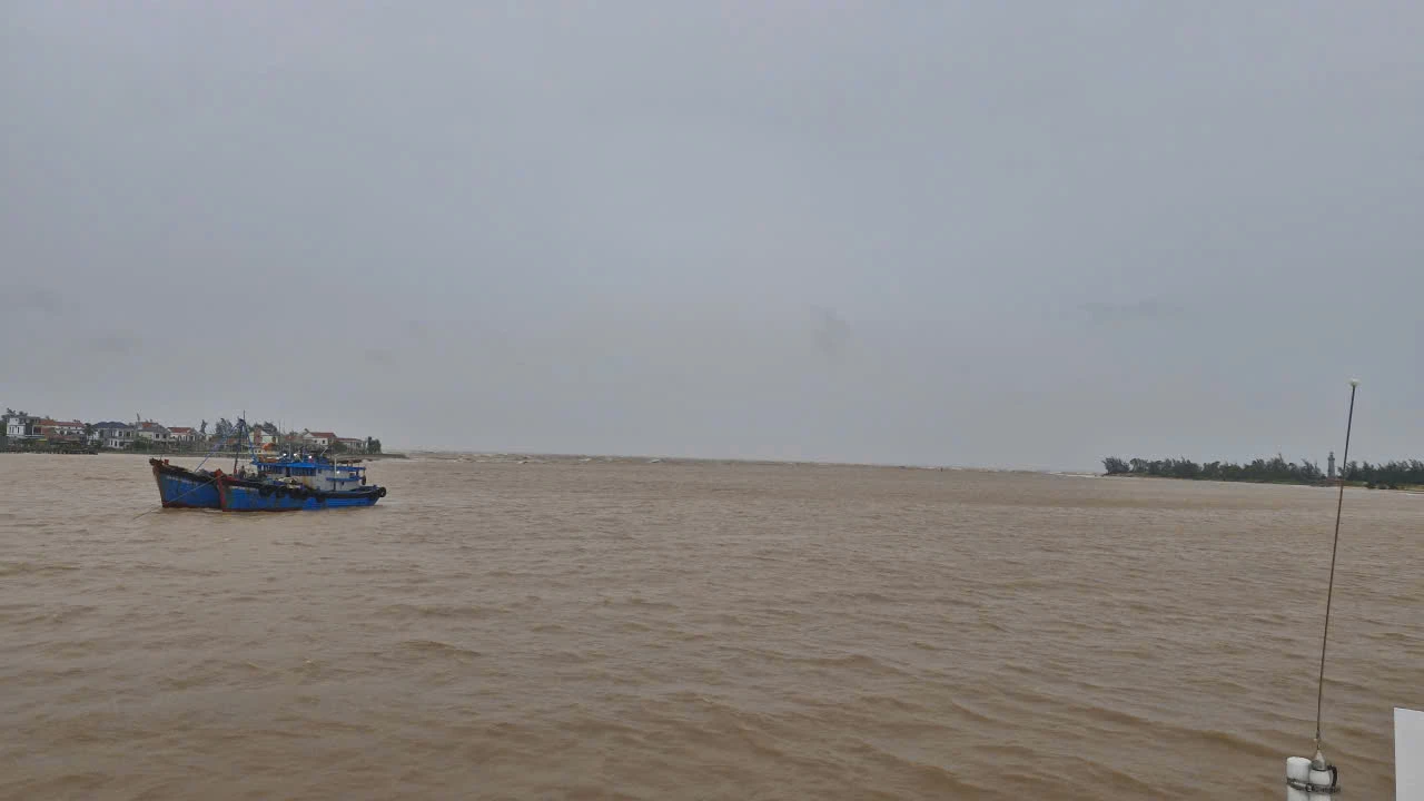Lực lượng chức năng nỗ lực tìm kiếm 2 tàu cá gặp nạn - Ảnh: XP