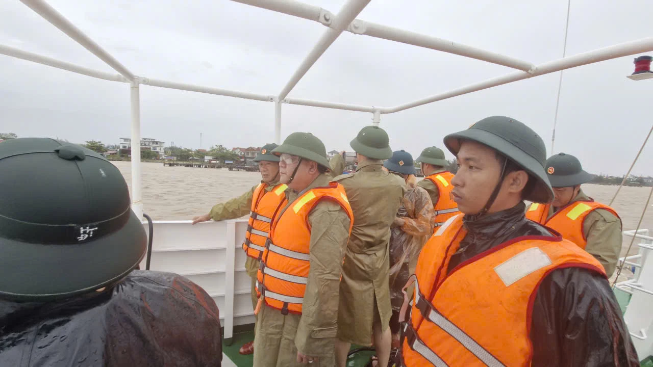 Đồng chí Chủ tịch UBND tỉnh Trần Phong và các đơn vị liên quan có mặt tại hiện trường để chỉ đạo công tác cứu hộ, cứu nạn - Ảnh: XP
