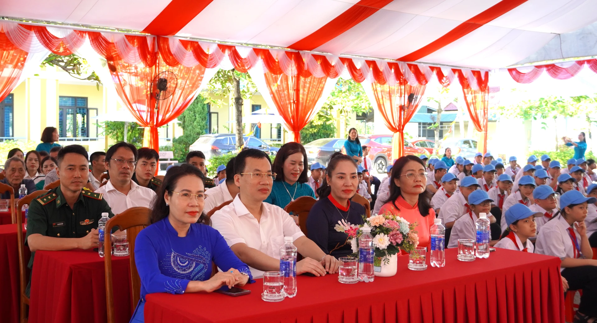 Các đại biểu, phụ huynh và học sinh dự lễ. Ảnh: H.Tr.