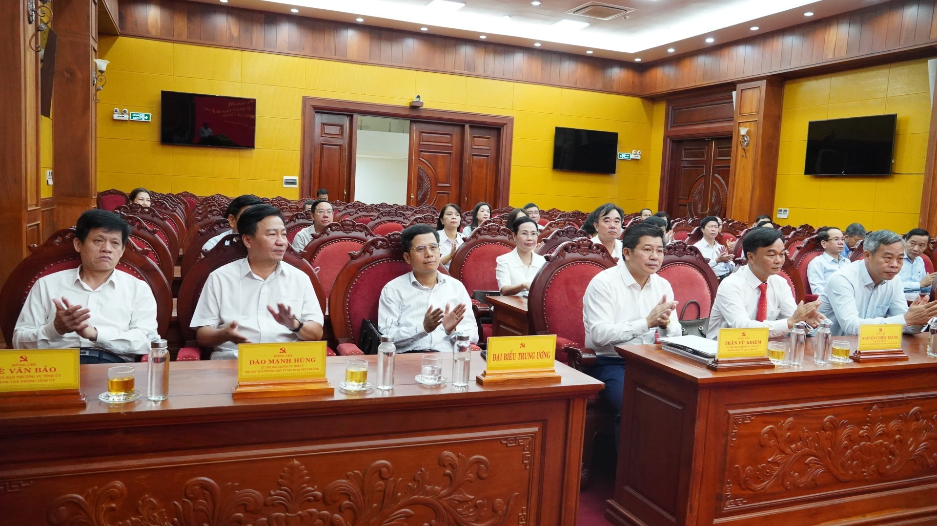 Đại biểu tham dự lễ công bố quyết định - Ảnh: QV
