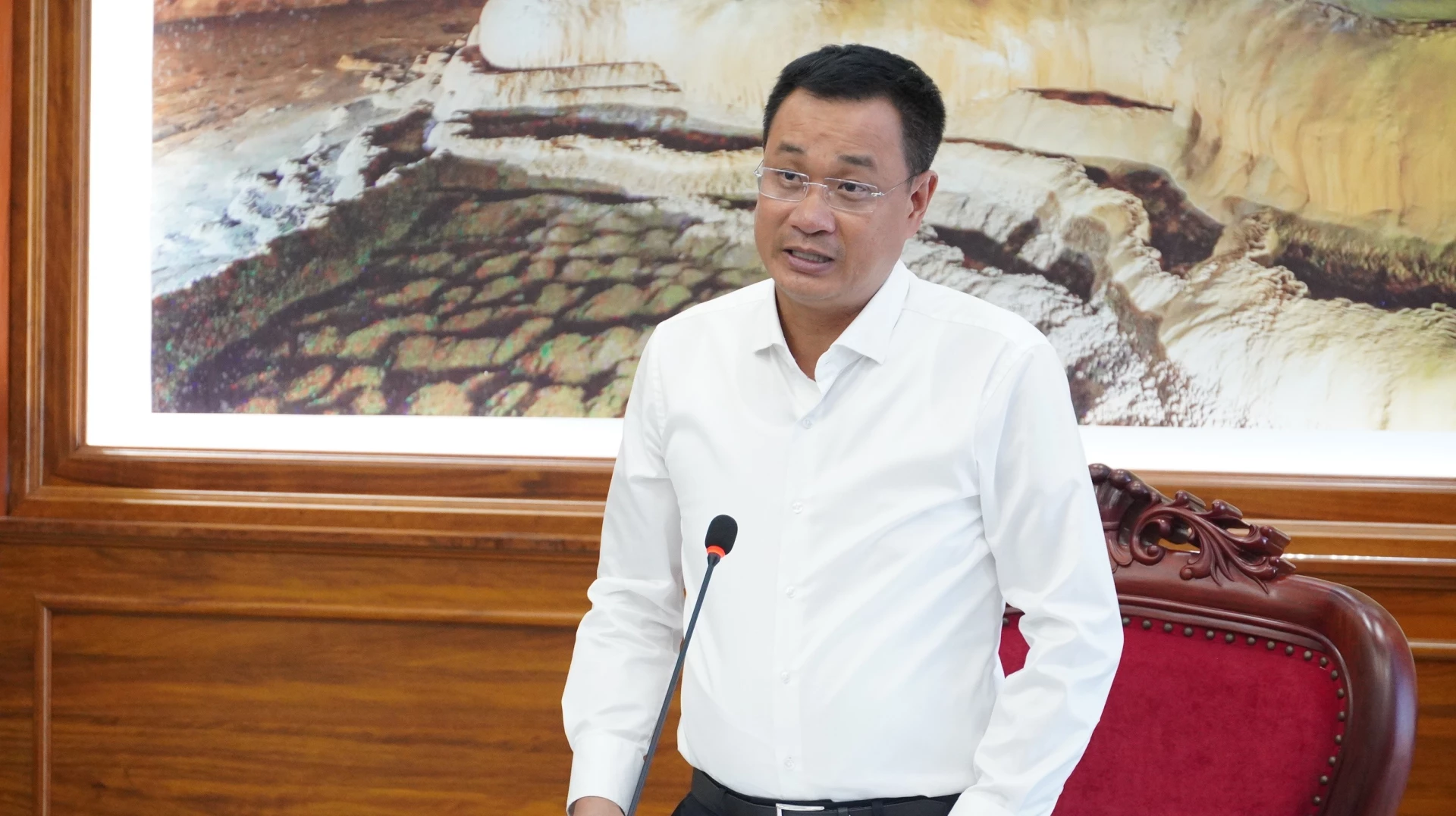 Bí thư Tỉnh ủy Lê Ngọc Quang đặt vấn đề tại buổi làm việc - Ảnh: Quốc Việt