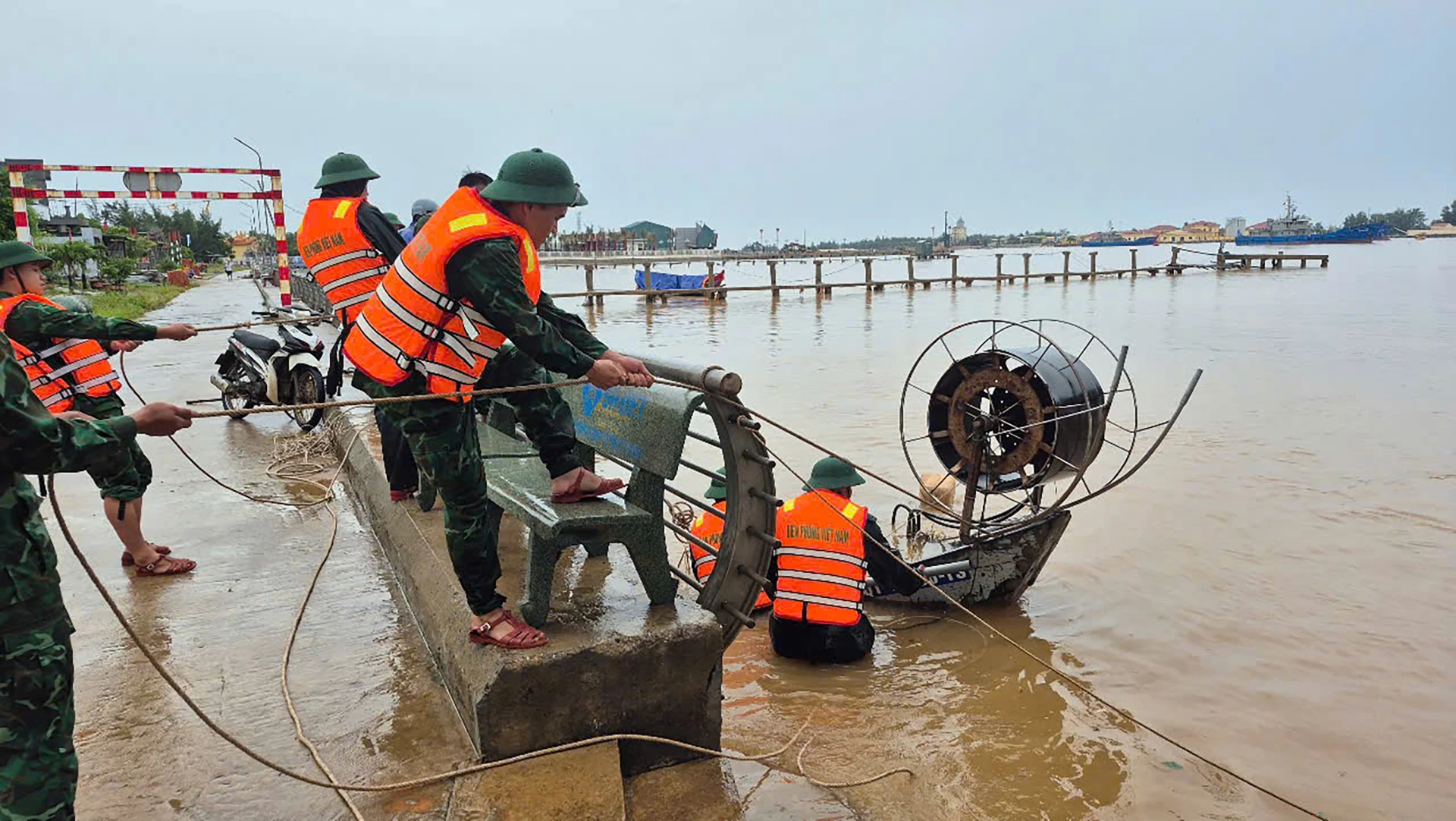 Cán bộ, chiến sĩ Đồn Biên phòng Của khẩu cảng Cửa Việt tham gia tìm kiếm người mất tích và cứu hộ tài sản của Nhân dân - Ảnh: N.M