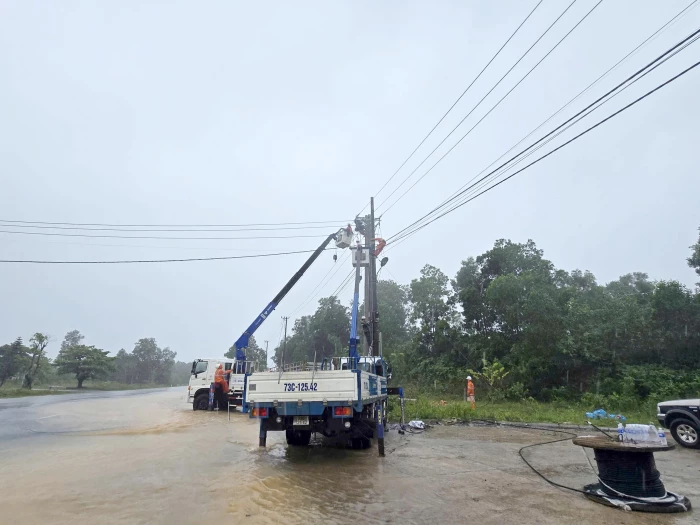 Điện lực Quảng Trị: Khẩn trương khắc phục sự cố hệ thống lưới điện do bão số 10 gây ra