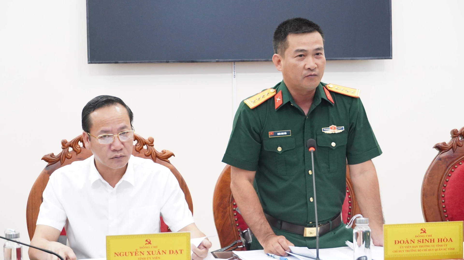 Đại tá Đoàn Sinh Hòa, Chỉ huy trưởng Bộ CHQS tỉnh phát biểu tại buổi làm việc - Ảnh: Quốc Việt