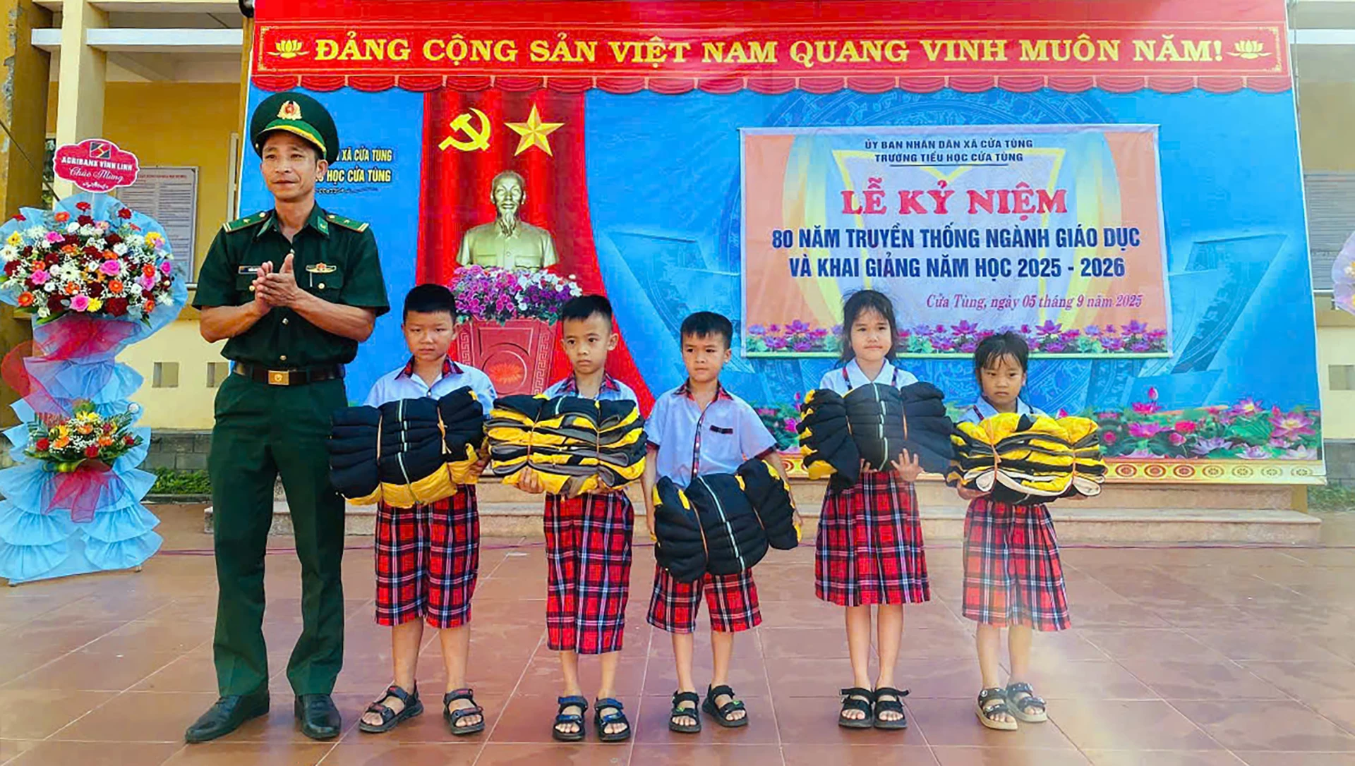 Đồn Biên phòng Cửa Tùng tặng nhiều phần quà ý nghĩa cho các cháu học sinh trên địa bàn - Ảnh: N,M