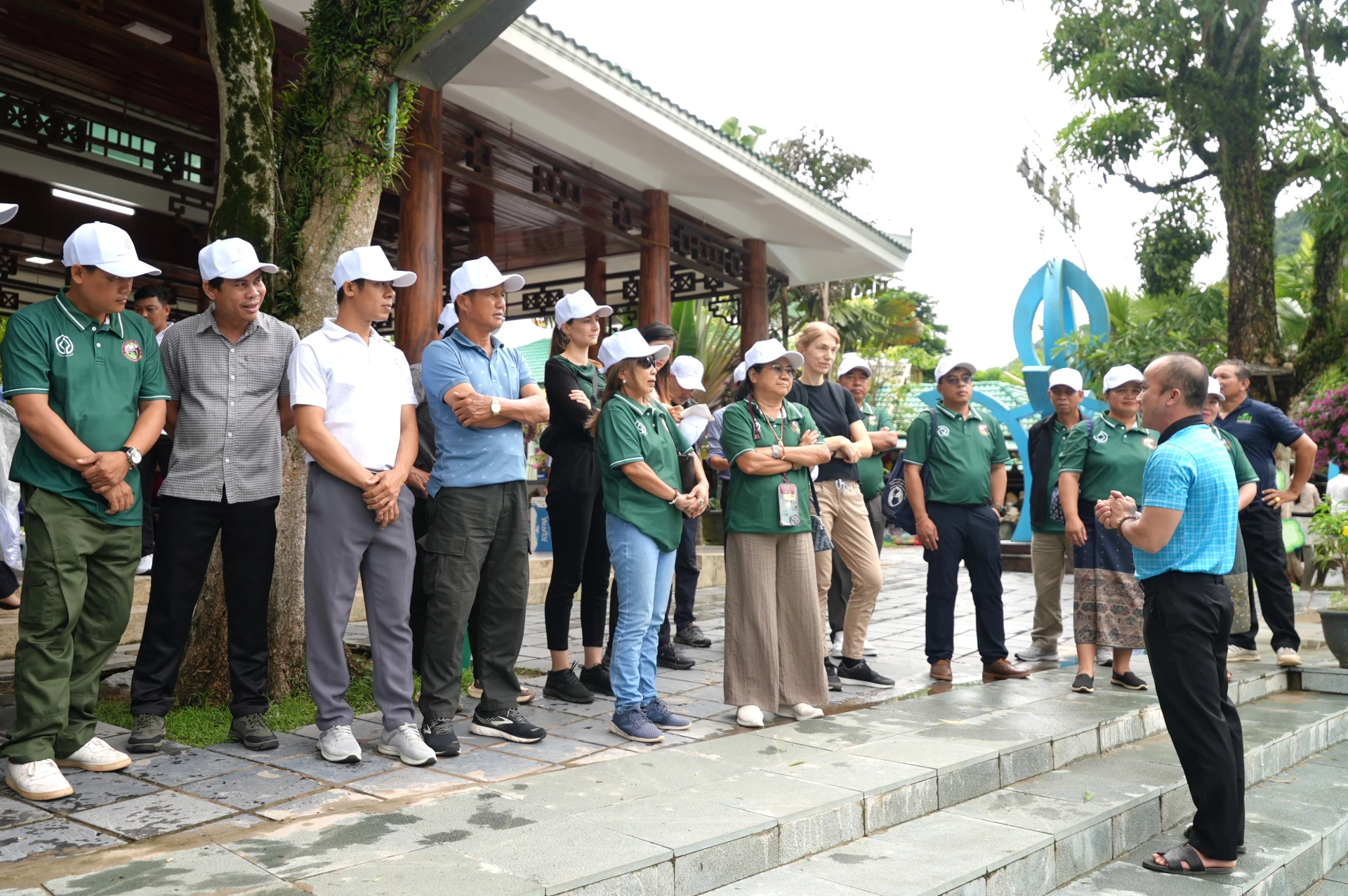 Đoàn khảo sát hoạt động du lịch tại Trung tâm Du lịch Phong Nha-Kẻ Bàng - Ảnh: Trung Đức