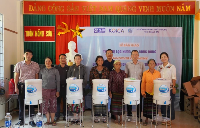 Trao thiết bị lọc nước cho đồng bào dân tộc thiểu số