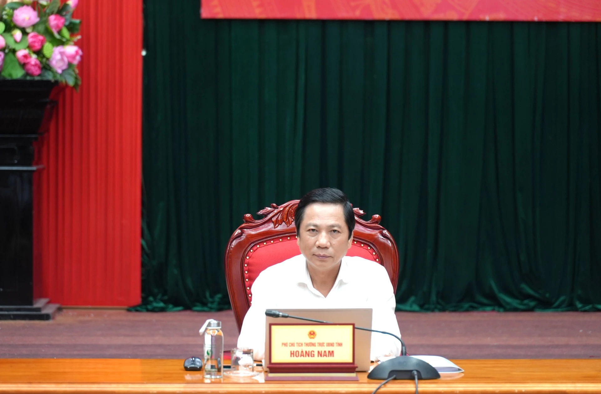 Phó Chủ tịch Thường trực UBND tỉnh Hoàng Nam dự phiên họp tại điểm cầu Quảng Trị - Ảnh: Trung Đức