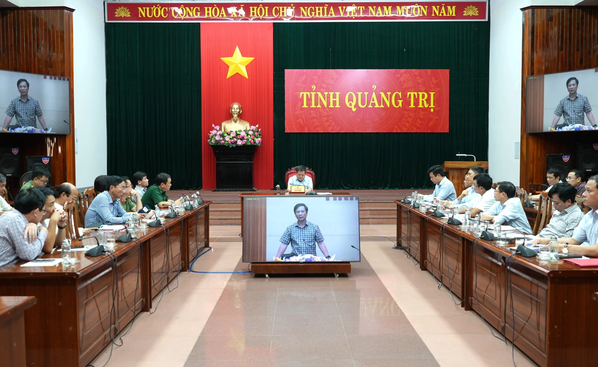 Quang cảnh cuộc họp tại trụ sở UBND tỉnh - Ảnh: Trung Đức