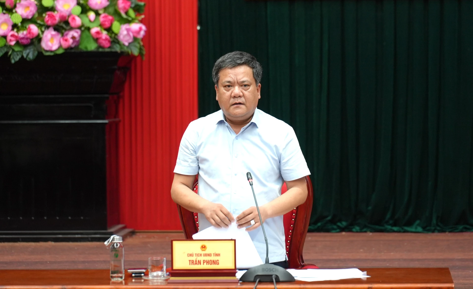 Chủ tịch UBND tỉnh Trần Phong yêu cầu các sở, ngành, địa phương chủ động, quyết liệt trong ứng phó với bão số 10 - Ảnh: Trung Đức