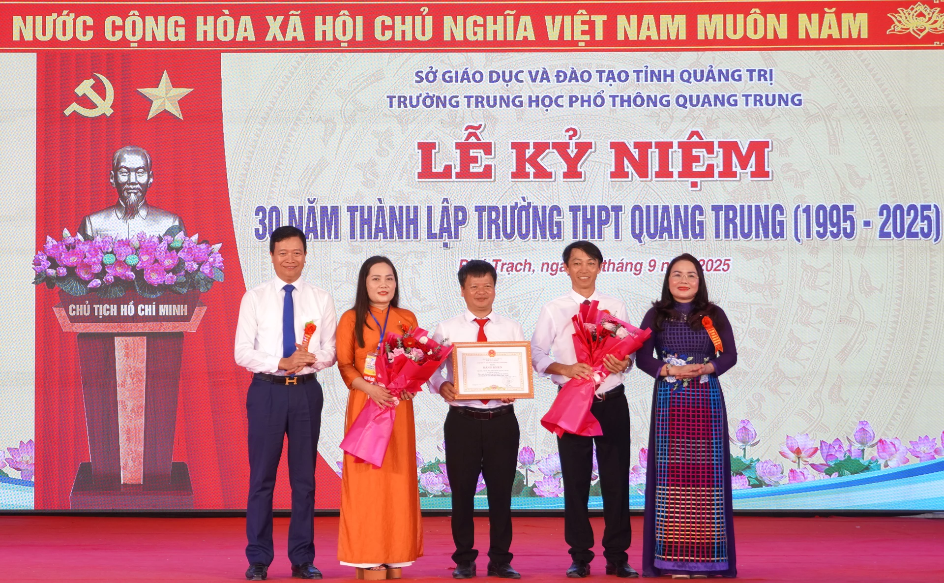 Trao bằng khen của Chủ tịch UBND tỉnh cho tập thể Trường THPT Quang Trung -  Ảnh: N.H