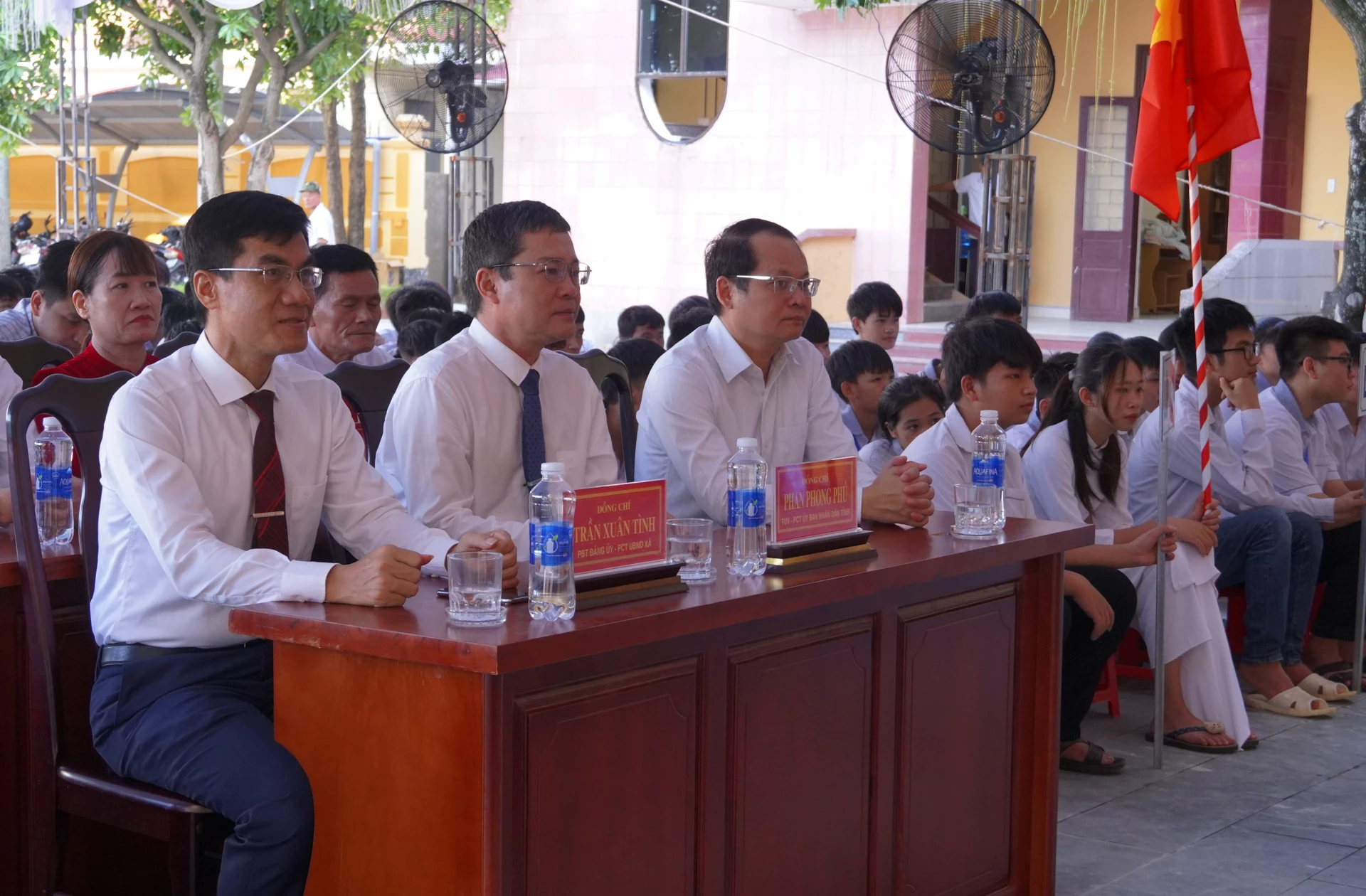 Các đại biểu dự lễ khai giảng - Ảnh: N.H 
