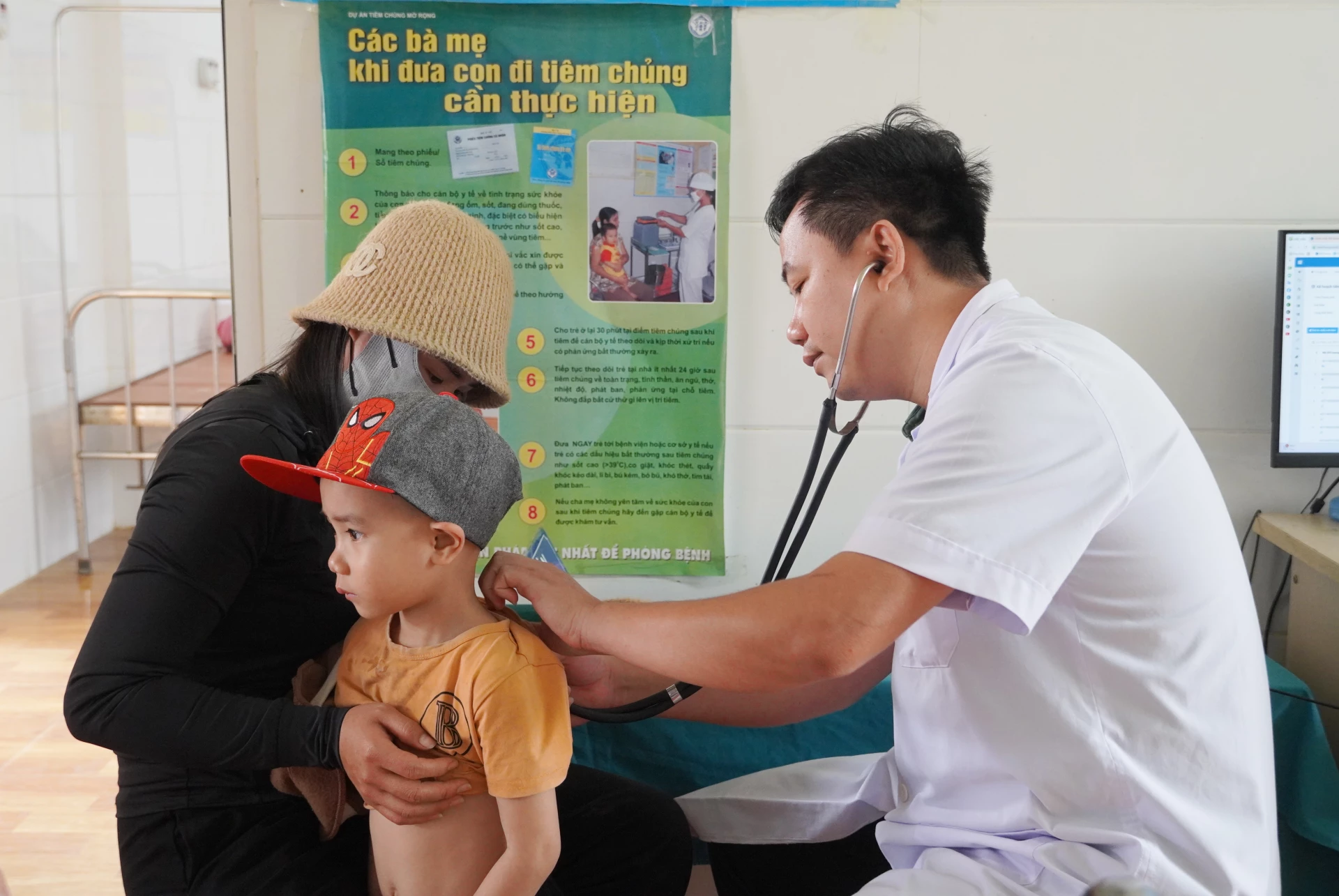 Nhân lực là yếu tố cần đặc biệt quan tâm, để các trạm y tế thực sự trở thành “người gác cửa” vững chắc của hệ thống y tế trong giai đoạn mới - Ảnh: H.L