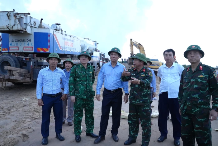 Tranh thủ thời gian, nỗ lực tìm kiếm các thuyền viên mất tích