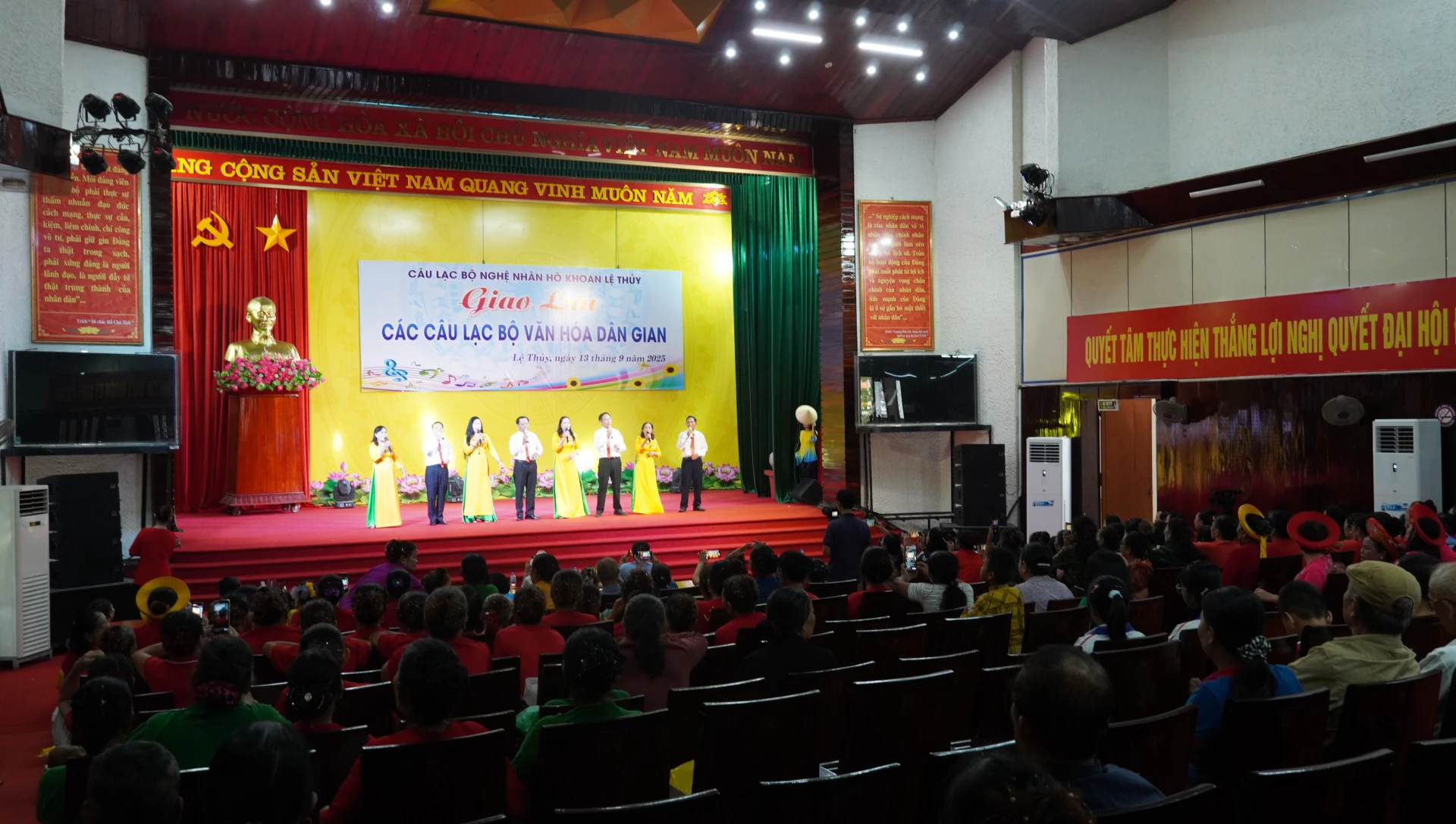 Quang cảnh chương trình giao lưu.