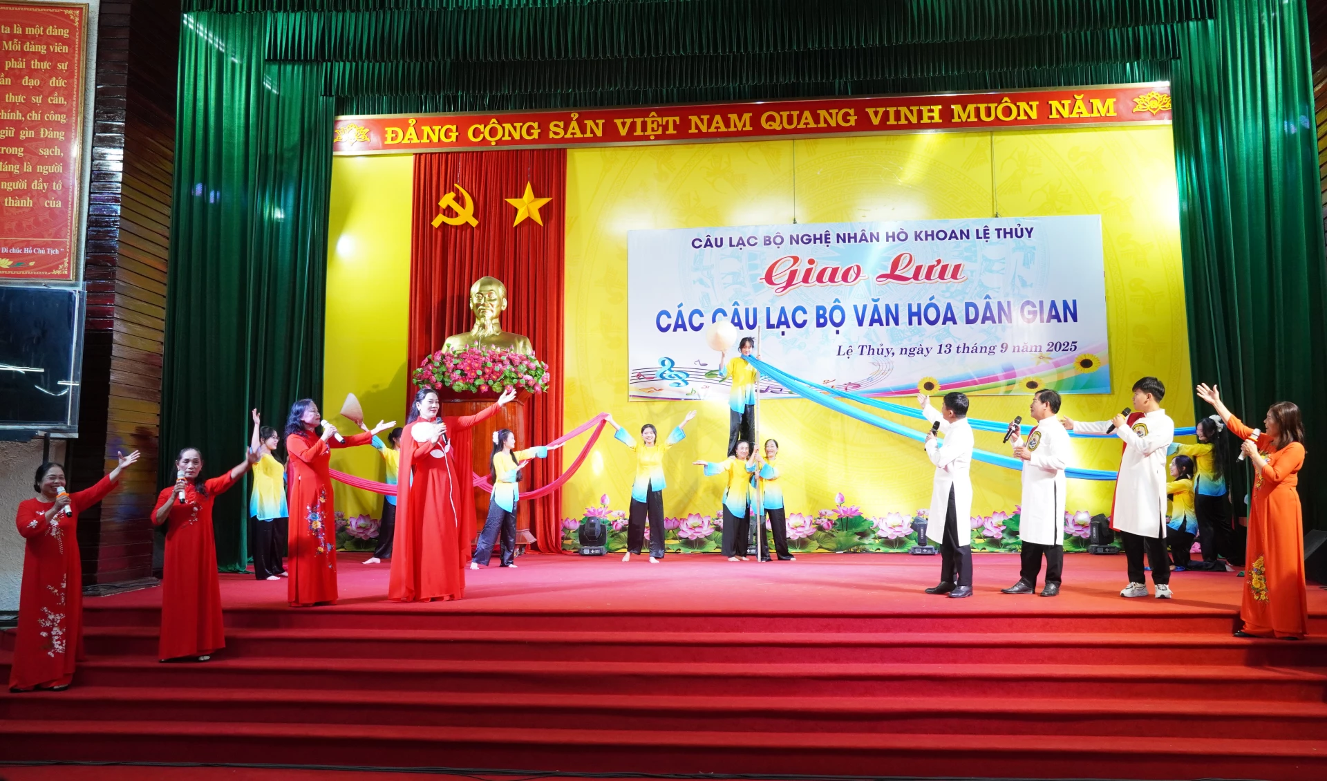 Hò khoan Lệ Thủy vang vọng tại chương trình.