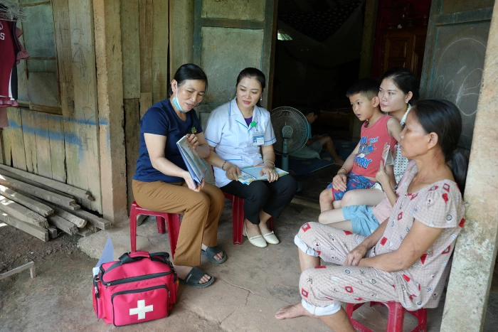 Bảo đảm nguồn nhân lực cho tuyến y tế cơ sở: Khó muôn bề