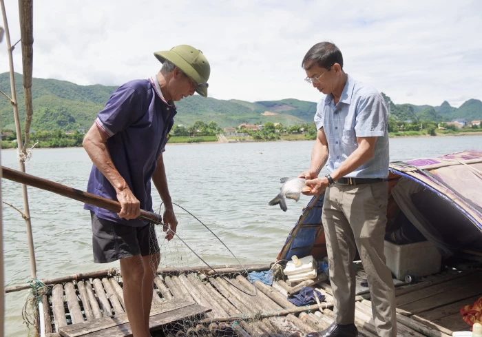 Hết lòng vì dân