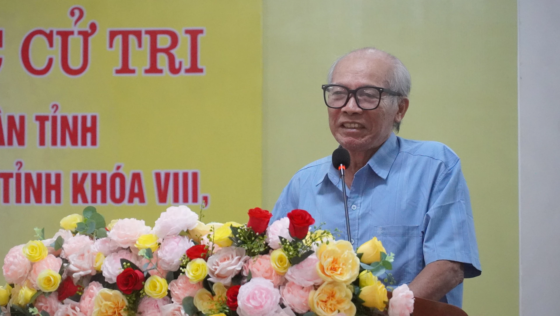 Cử tri kiến nghị, đề xuất tại buổi tiếp xúc - Ảnh: N.M
