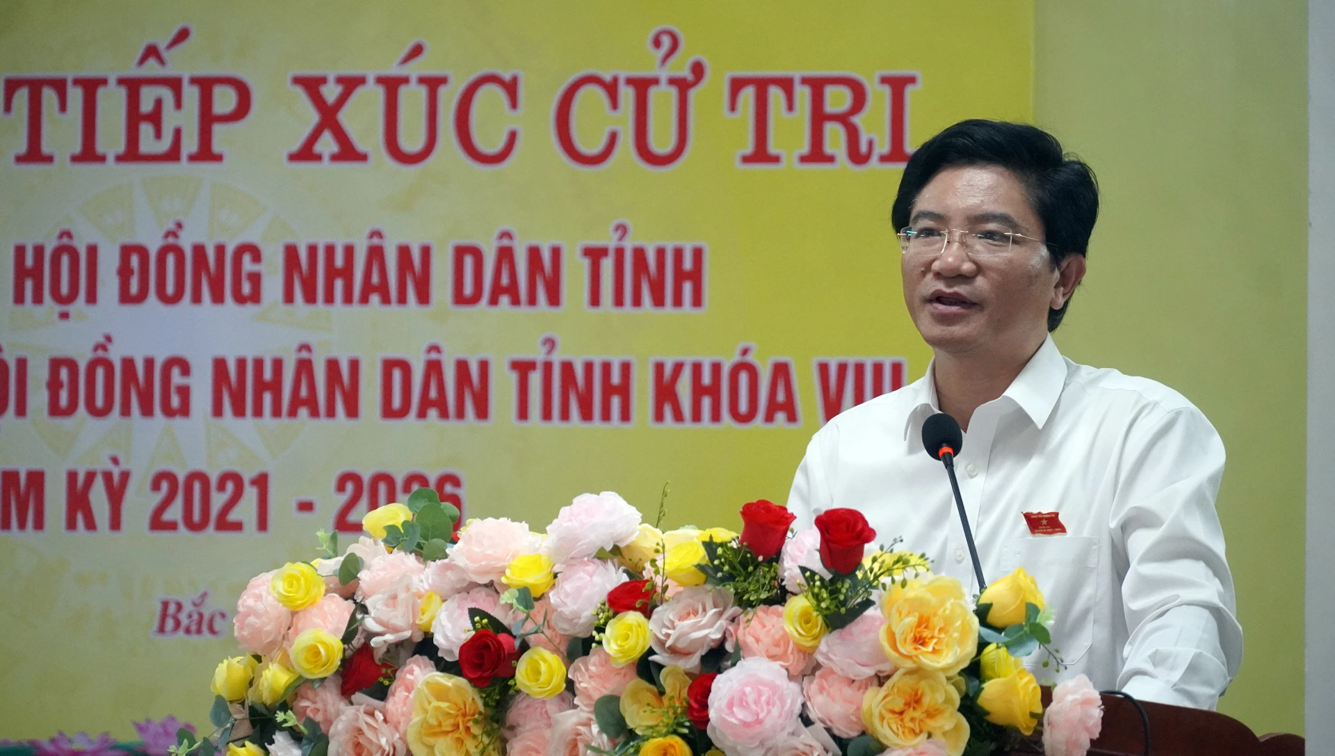 Ủy viên Ban Thường vụ, Trưởng ban Tuyên giáo và Dân vận Tỉnh ủy Trương An Ninh làm rõ các nội dung kiến nghị của cử tri - Ảnh: N.M