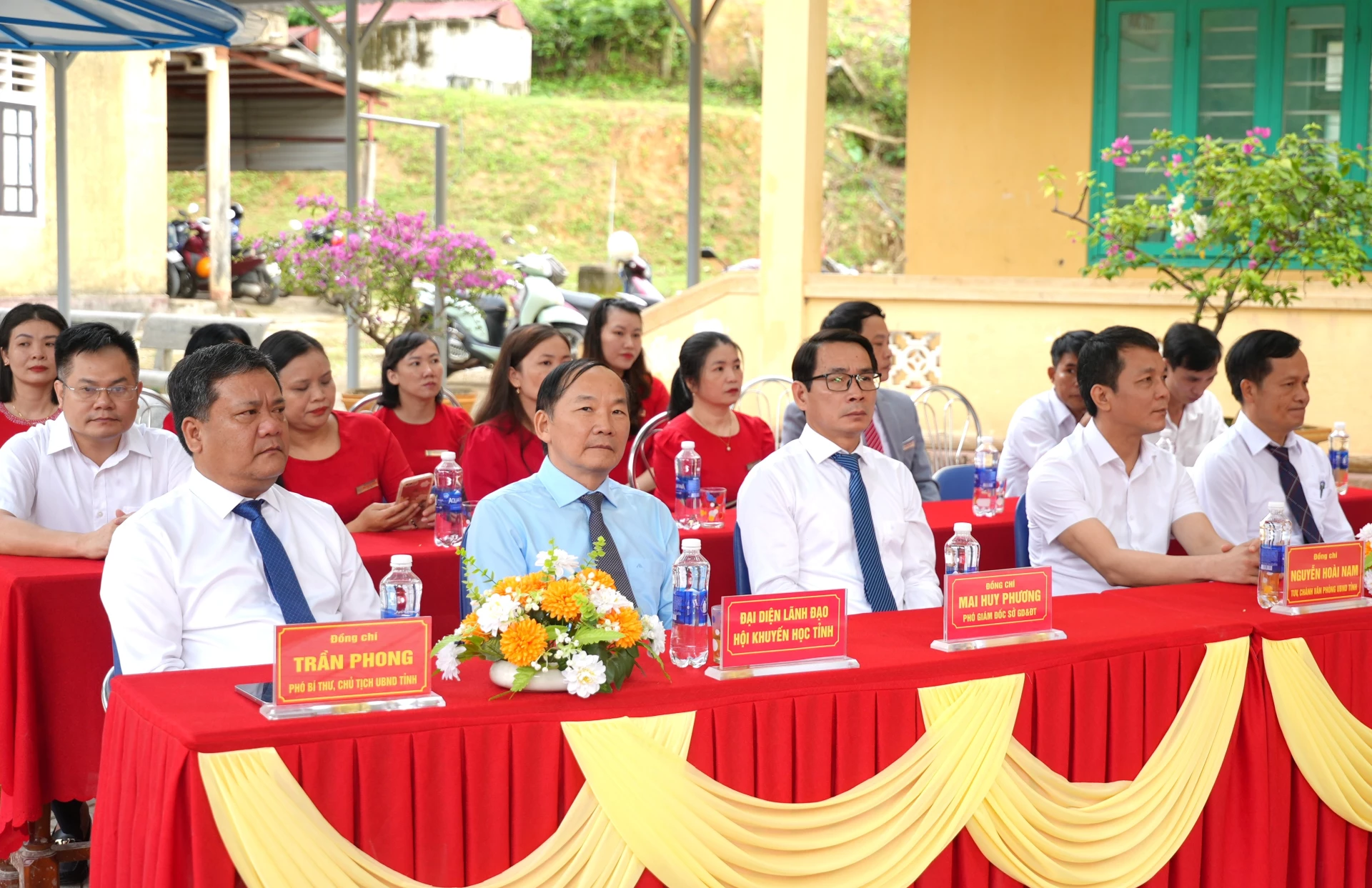 Chủ tịch UBND tỉnh Trần Phong và các đại biểu dự lễ khai giảng năm học mới tại trường THCS Đakrông - Ảnh: Trung Đức