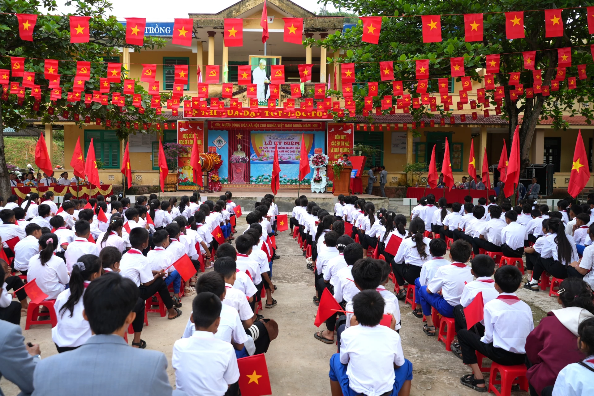 Quang cảnh lễ khai giảng năm học mới tại trường THCS Đakrông - Ảnh: Trung Đức