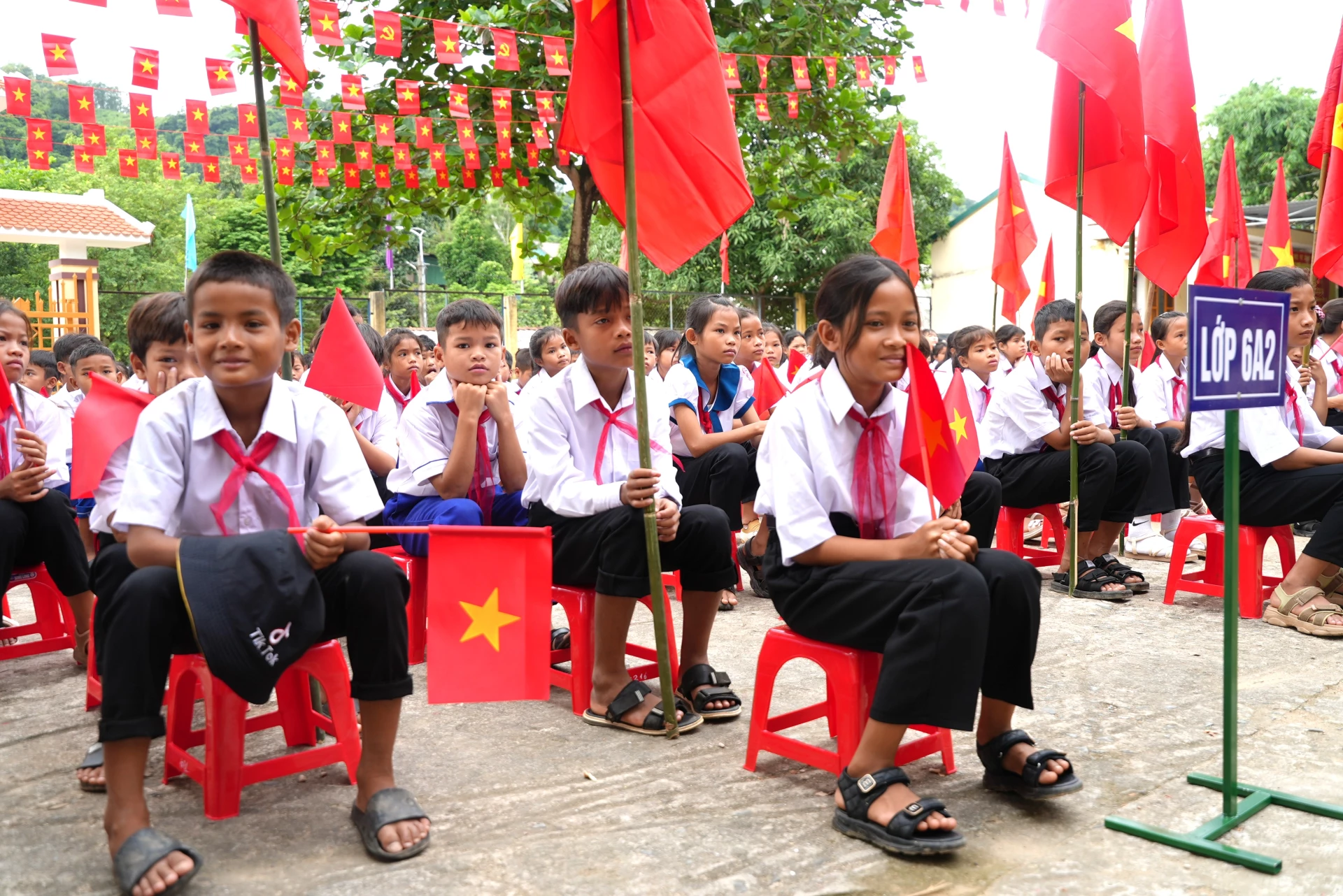 Các em học sinh trường THCS Đakrông hân hoan trong lễ khai giảng năm học mới - Ảnh: Trung Đức