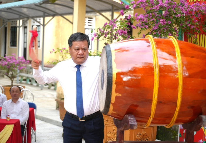 Phó Bí thư Tỉnh ủy, Chủ tịch UBND tỉnh Trần Phong dự lễ khai giảng năm học mới tại trường THCS Đakrông