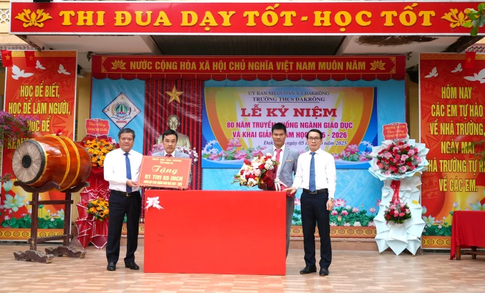 Phó Bí thư Tỉnh ủy, Chủ tịch UBND tỉnh Trần Phong dự lễ khai giảng năm học mới tại trường THCS Đakrông