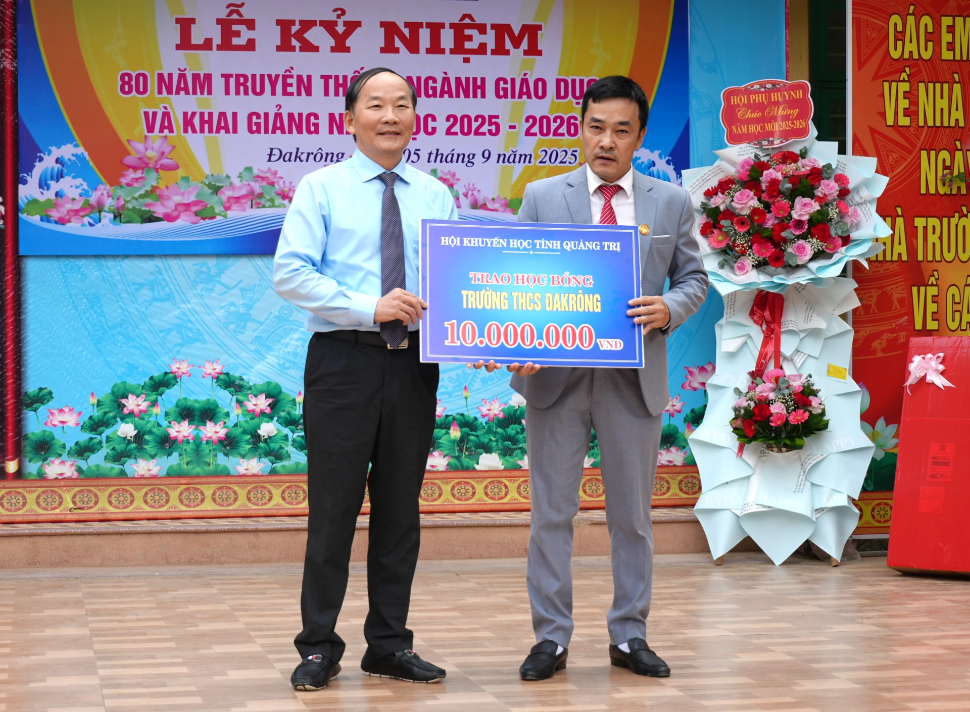 Lãnh đạo Hội Khuyến học tỉnh trao tặng học bổng cho trường THCS Đakrông - Ảnh: Trung Đức
