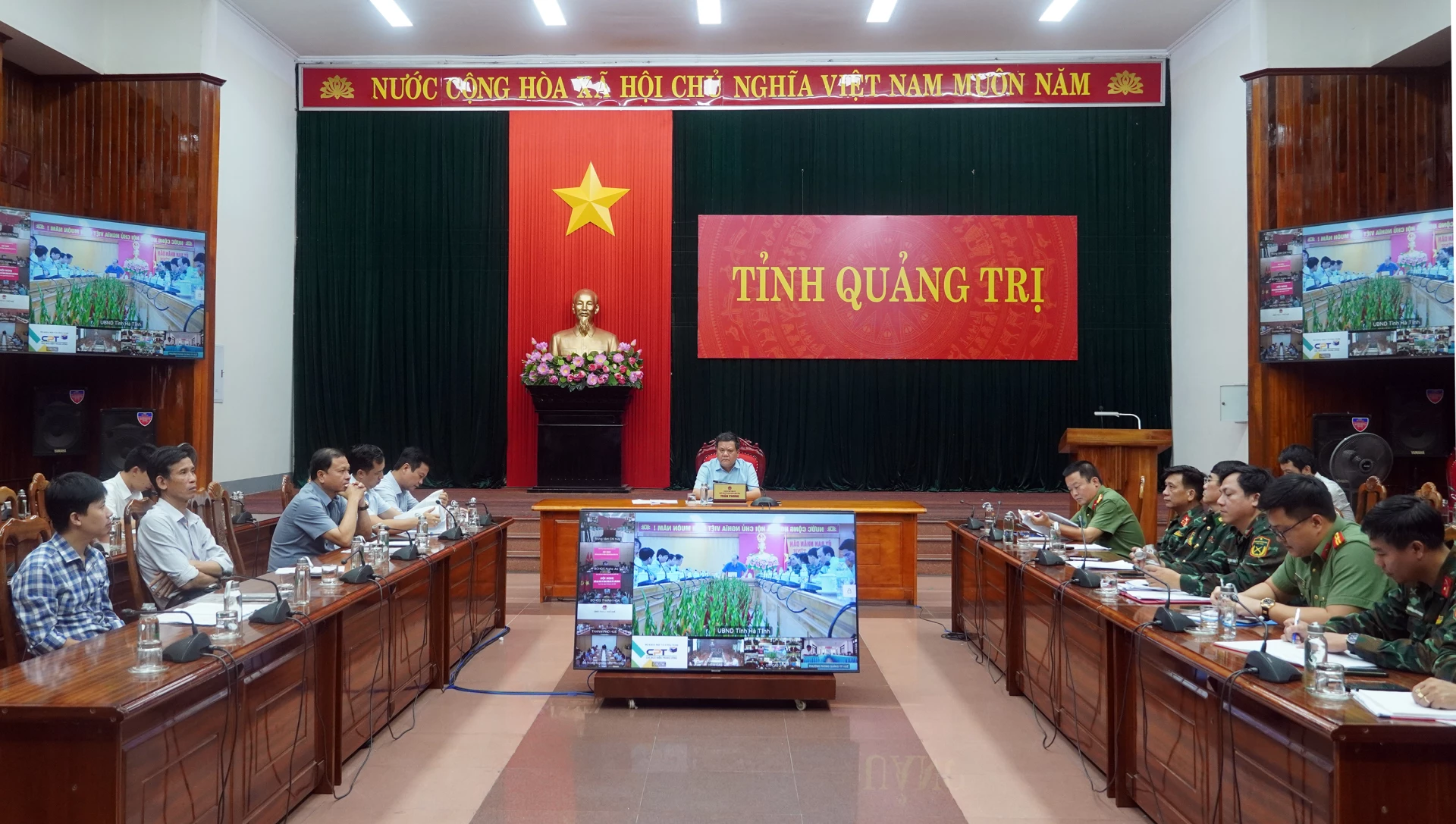 QTO - Sáng nay, 29/9, Ban Chỉ đạo Phòng thủ dân sự Quốc gia (PTDSQG) tổ chức họp trực tuyến với các địa phương về công tác phòng chống bão số 10 do đồng chí Trần Hồng Hà, Phó Thủ tướng Chính phủ, Phó Trưởng ban Thường trực Ban Chỉ đạo PTDSQG chủ trì. Dự họp tại điểm cầu tỉnh Quảng Trị có đồng chí Trần Phong, Phó Bí thư Tỉnh ủy, Chủ tịch UBND tỉnh; đại diện lãnh đạo các sở, ban, ngành.