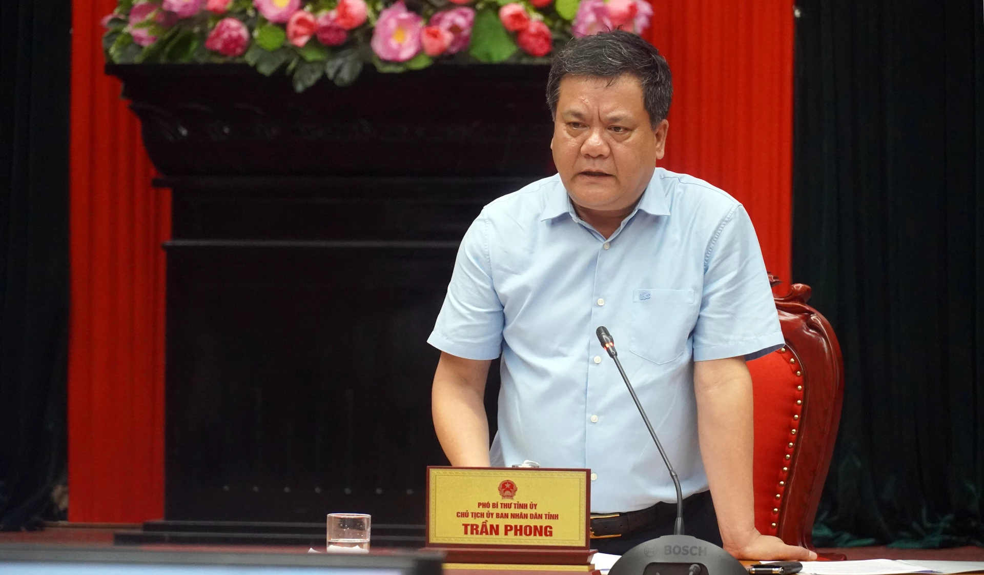  Đồng chí Trần Phong, Phó Bí thư Tỉnh ủy, Chủ tịch UBND tỉnh báo cáo công tác tình hình thiệt hại và công tác khắc phục hậu quả bão số 10 - Ảnh: N.M