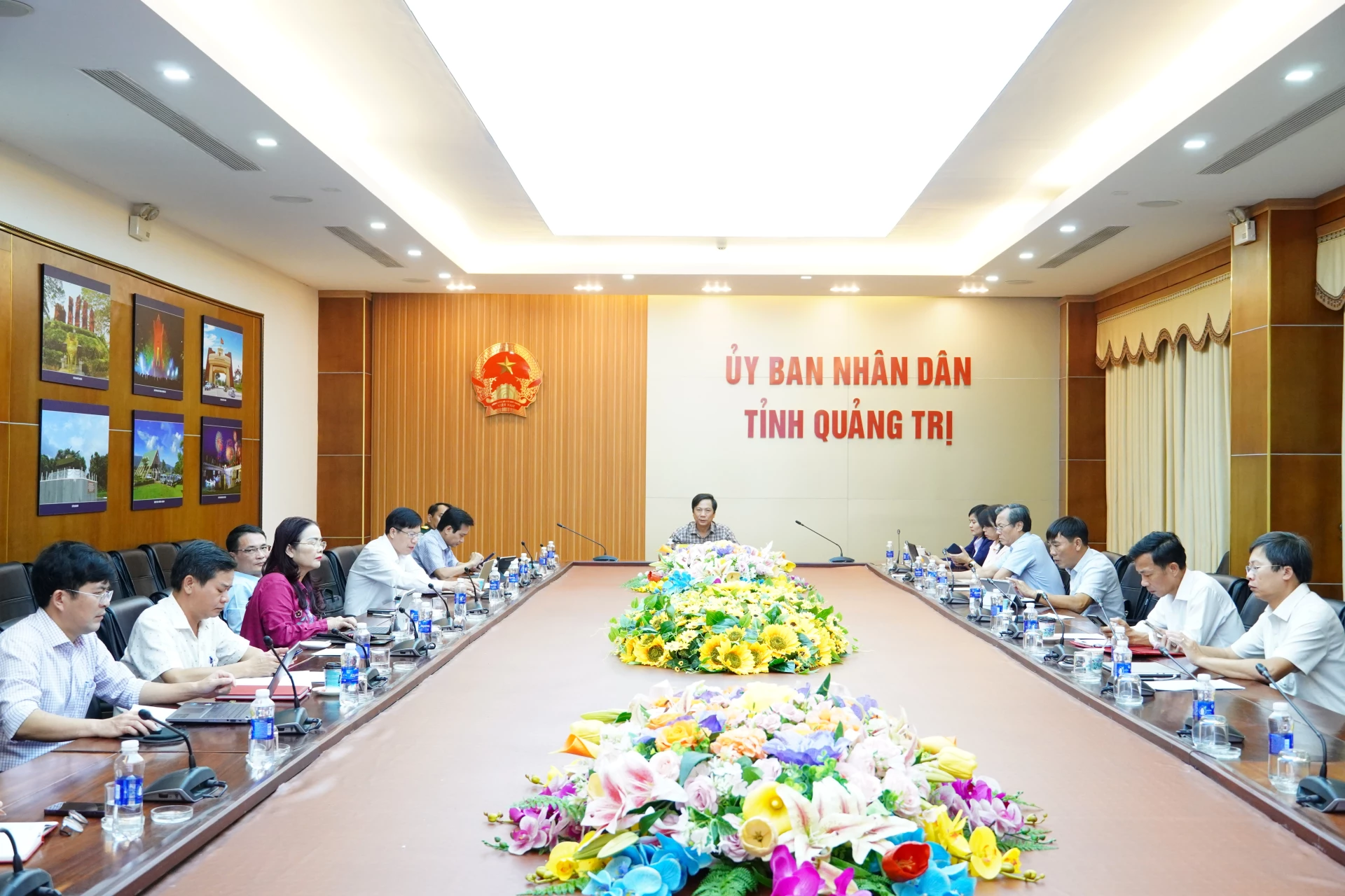 Quang cảnh cuộc họp tại điểm cầu UBND tỉnh ở phường Đông Hà - Ảnh: Quốc Nhật