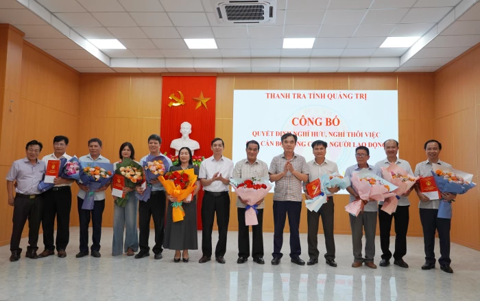 Thanh tra tỉnh công bố các quyết định nghỉ công tác theo chế độ