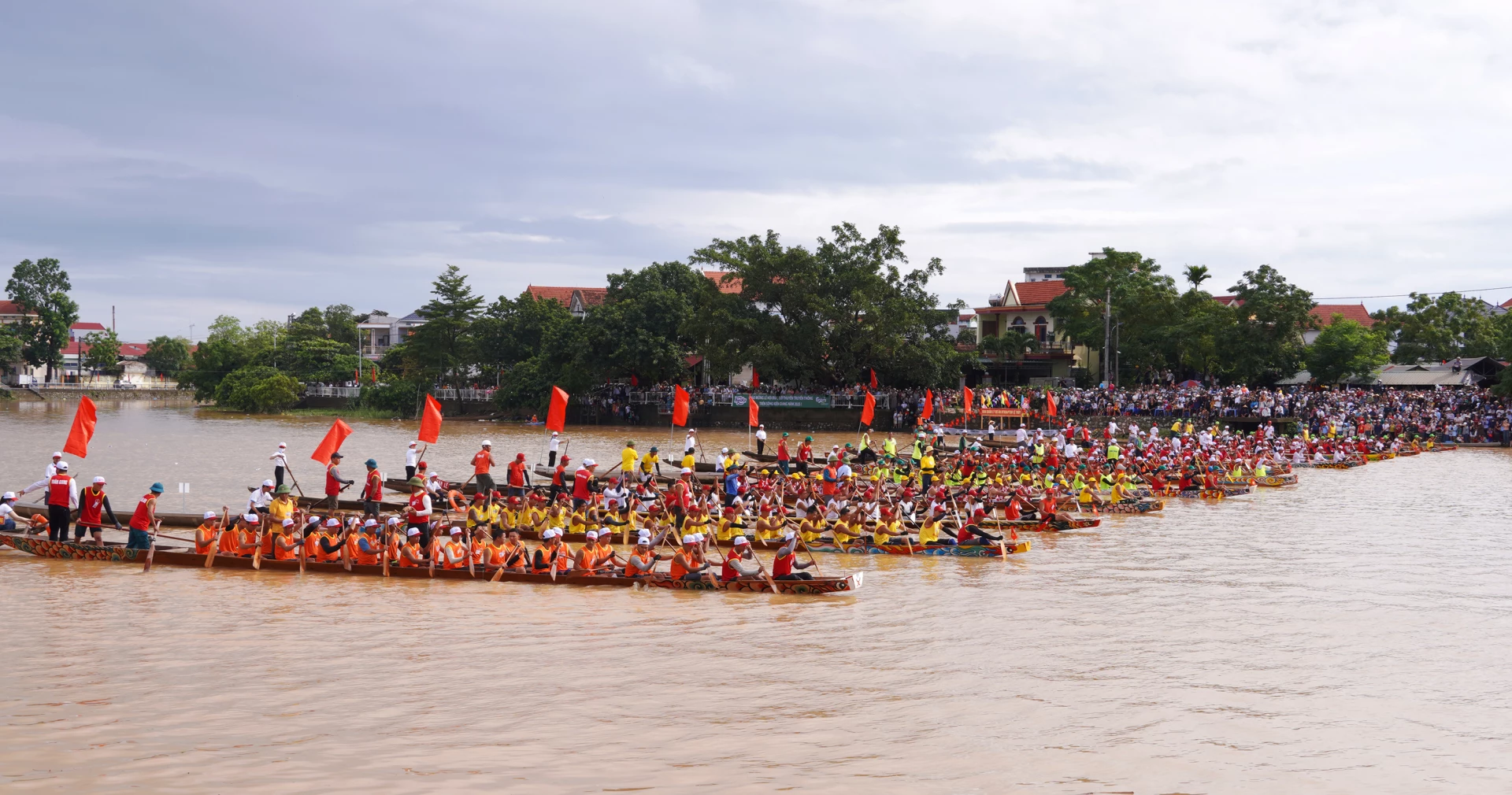 Tưng bừng lễ hội đua, bơi thuyền truyền thống trên sông Kiến Giang