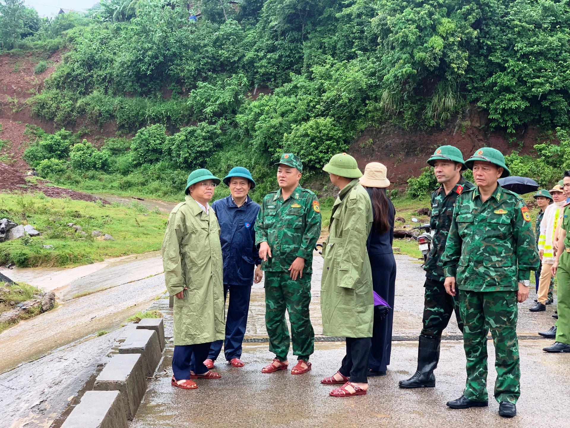 Đồng chí Lê Đức Tiến, Phó Chủ tịch UBND tỉnh kiểm tra thực địa cầu tràn Đá Đỏ thuộc thôn Ra Lây, xã Đakrông - Ảnh: ĐV