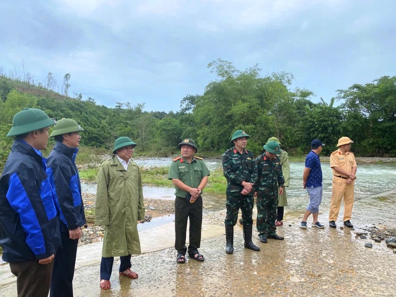 Đồng chí Lê Đức Tiến, Phó Chủ tịch UBND tỉnh kiểm tra thực địa ngầm tràn Khe Nghi, xã Hướng Hiệp - Ảnh: ĐV
