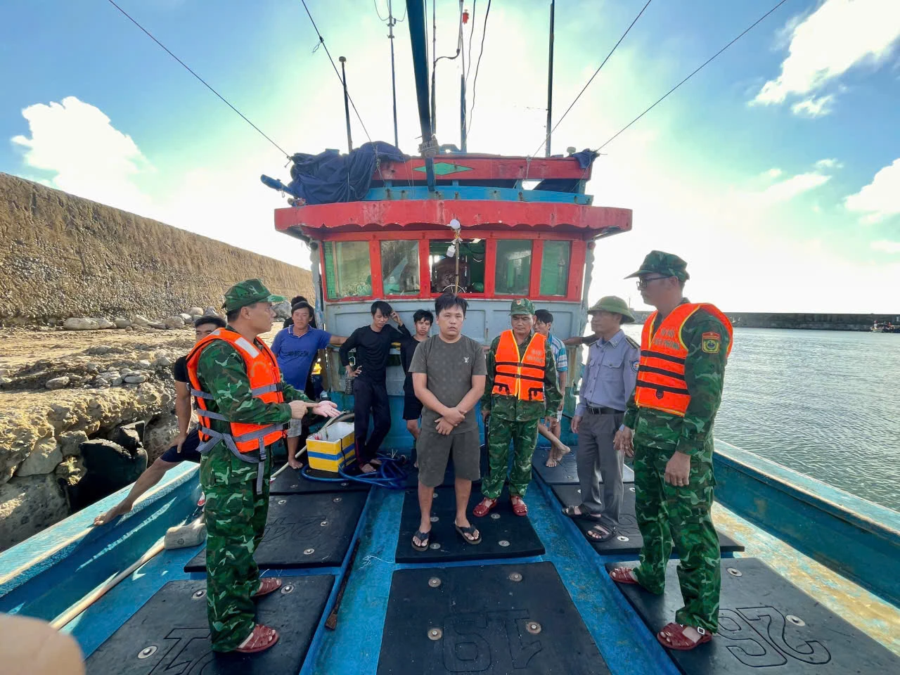 Chủ tàu Nguyễn Thanh Đại bị xử phạt số tiền 75 triệu đồng về hành vi Gửi thiết bị giám sát hành trình của tàu cá khi tàu cá đó hoạt động trên biển - Ảnh: ĐV