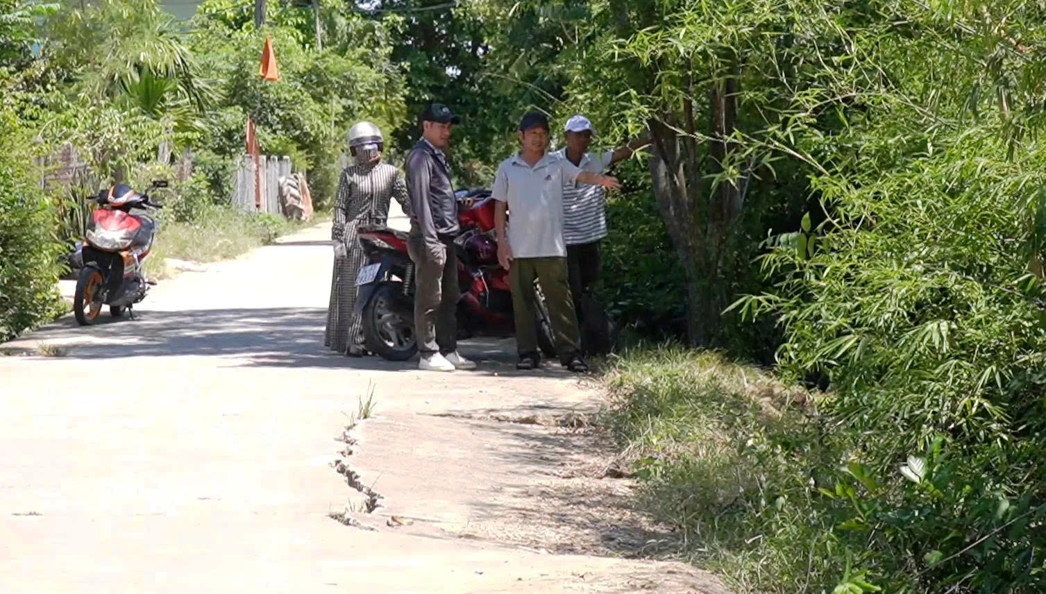 Người dân mong muốn sớm được quan tâm đầu tư nâng cấp tuyến đê bao- Ảnh: Đ.V