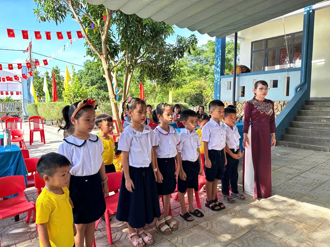 Xúc động giây phút cô trò Trường Mầm non – Tiểu học Hoa Phong Ba nghiêm trang hát Quốc ca vang vọng giữa biển trời quê hương - Ảnh: ĐV
