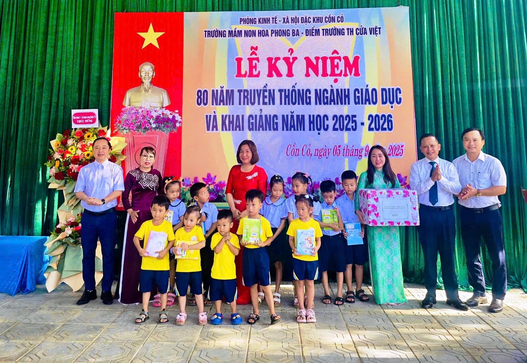 Lãnh đạo đặc khu Cồn Cỏ trao tặng quà cho nhà trường và học sinh tại lễ khai giảng - Ảnh: ĐV
